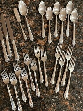 Vintage Rogers & Brothers Starlight Paytern Flatware 23 Pieces